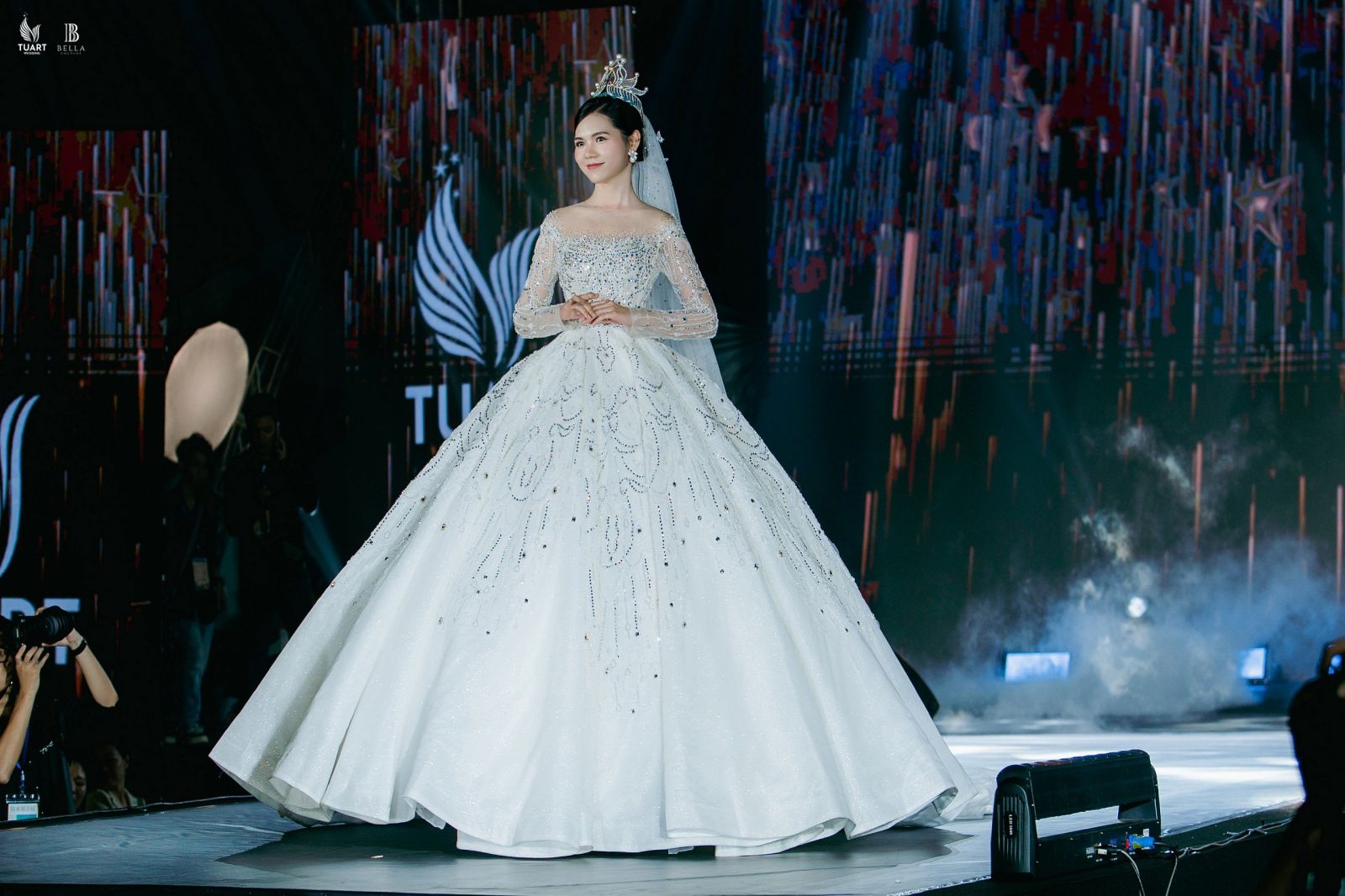 Đương Kim Hoa Hậu Du Lịch Việt Nam Lương Kỳ Duyên lộng lẫy với mẫu váy Twinkle Star trong show diễn La Vie Est Belle